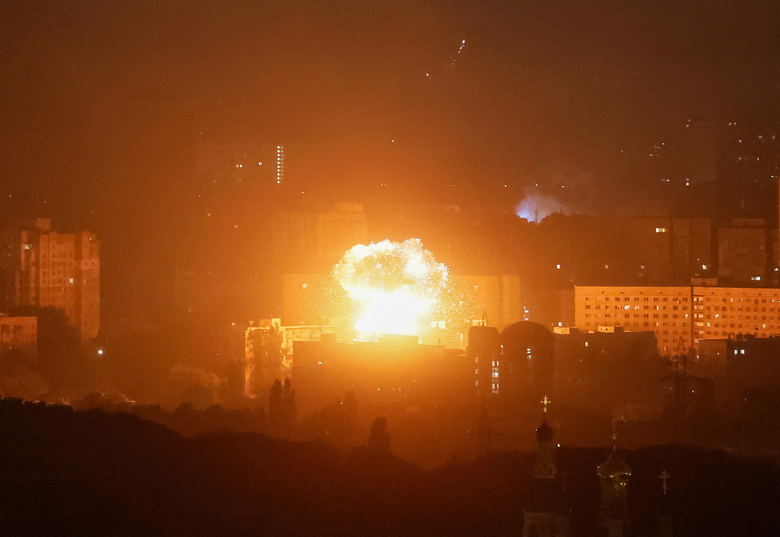 Sobe para 31 nº de mortos em ataque russo a Kiev; Rússia lançou 130 drones e mísseis por dia contra Ucrânia em julho, diz Zelensky