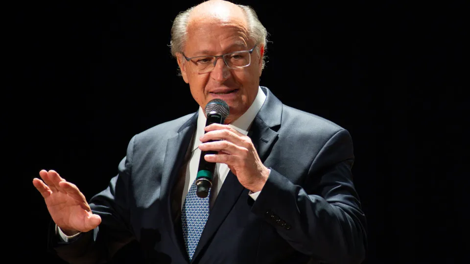 Negociação fica mais forte agora, e assunto não está encerrado, diz Alckmin sobre tarifaço