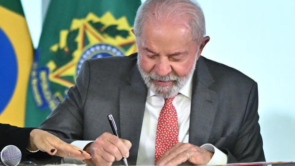 Lula diz estar "aberto ao diálogo" sobre tarifas após gesto positivo de Trump