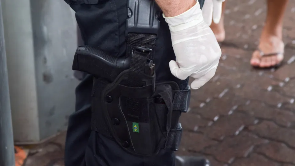Preso rouba arma, mata policial que o escoltava e foge fardado de hospital
