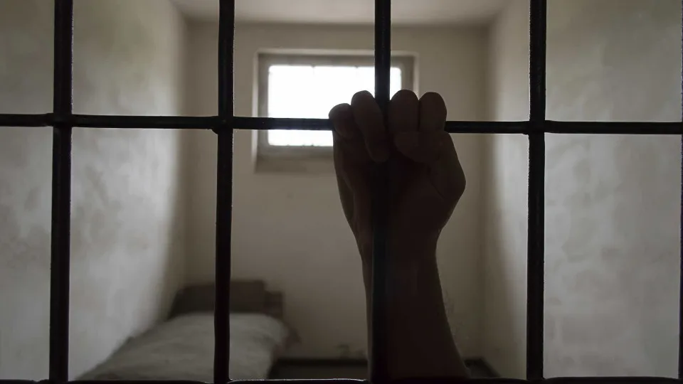 Revoltados com feminicídio, moradores invadem delegacia e queimam suspeito
