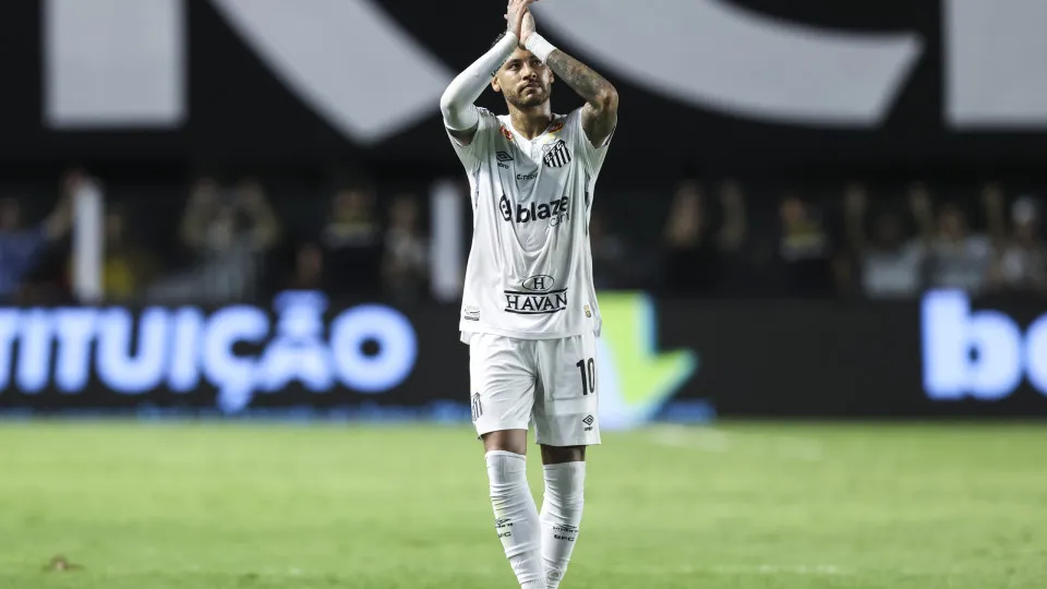 Com 'empurrão' de Neymar, Santos vence e deixa o Z4 do Brasileirão