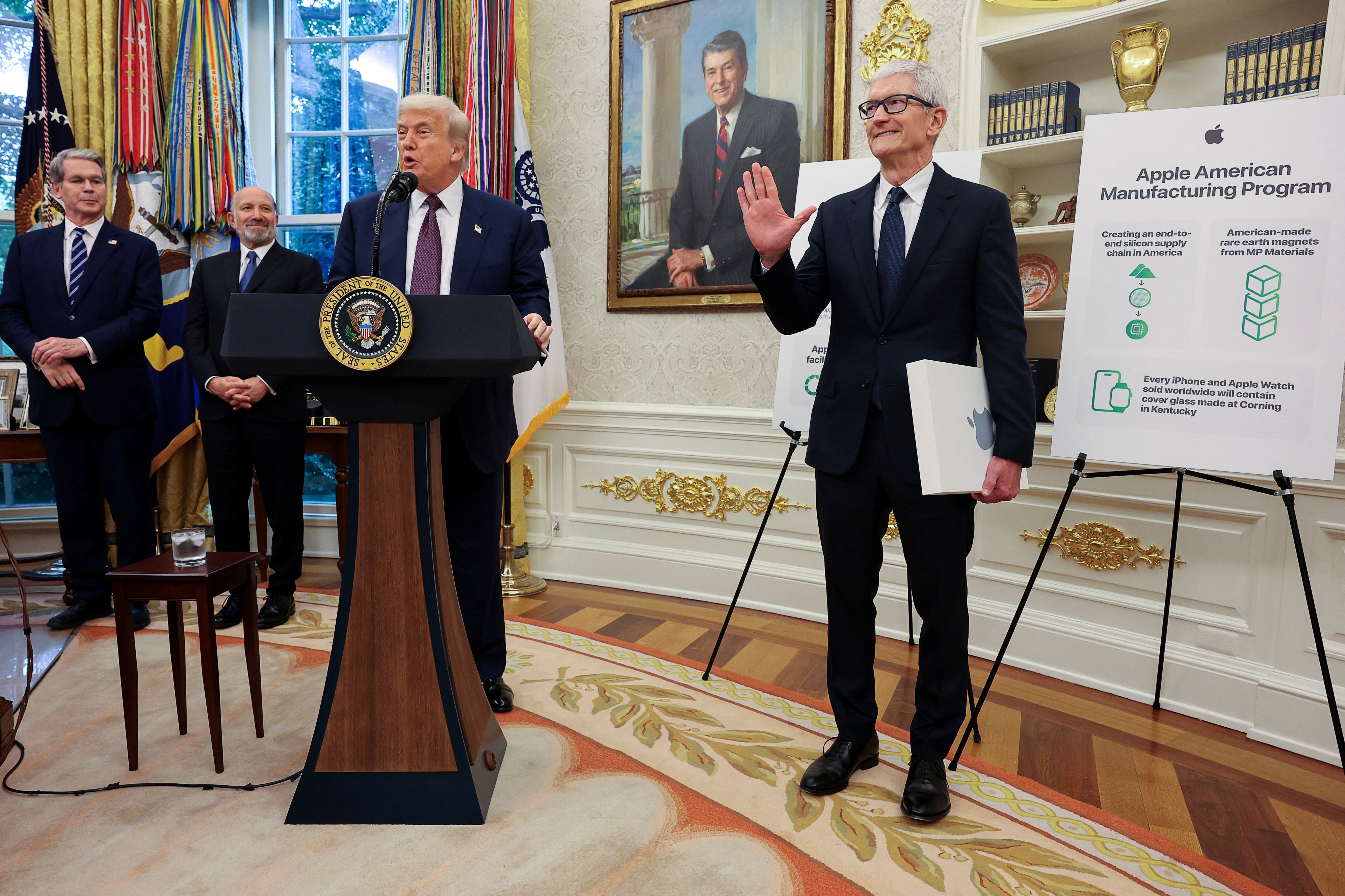 Com Trump, Apple anuncia mais US$ 100 milhões em investimento para fabricar partes do iPhone nos EUA