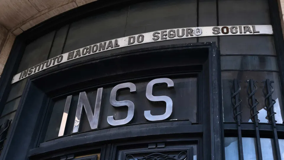 Fraudes contra INSS envolvem roubo de dados, IA e até mortos