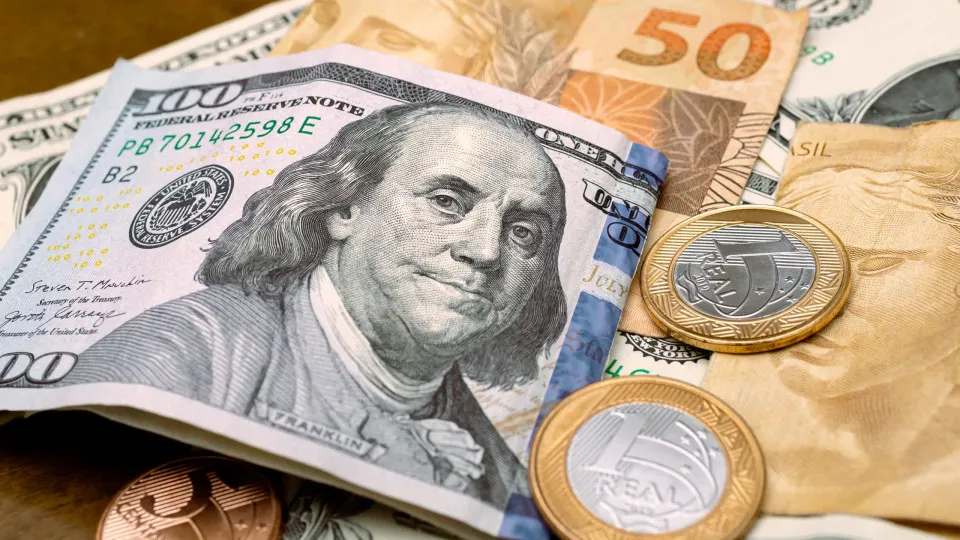 Dólar abre em queda nesta quinta após início de novas tarifas dos EUA