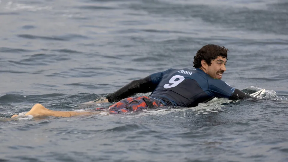 'Não é hora de bancar o herói', diz brasileiro líder do Mundial de Surfe