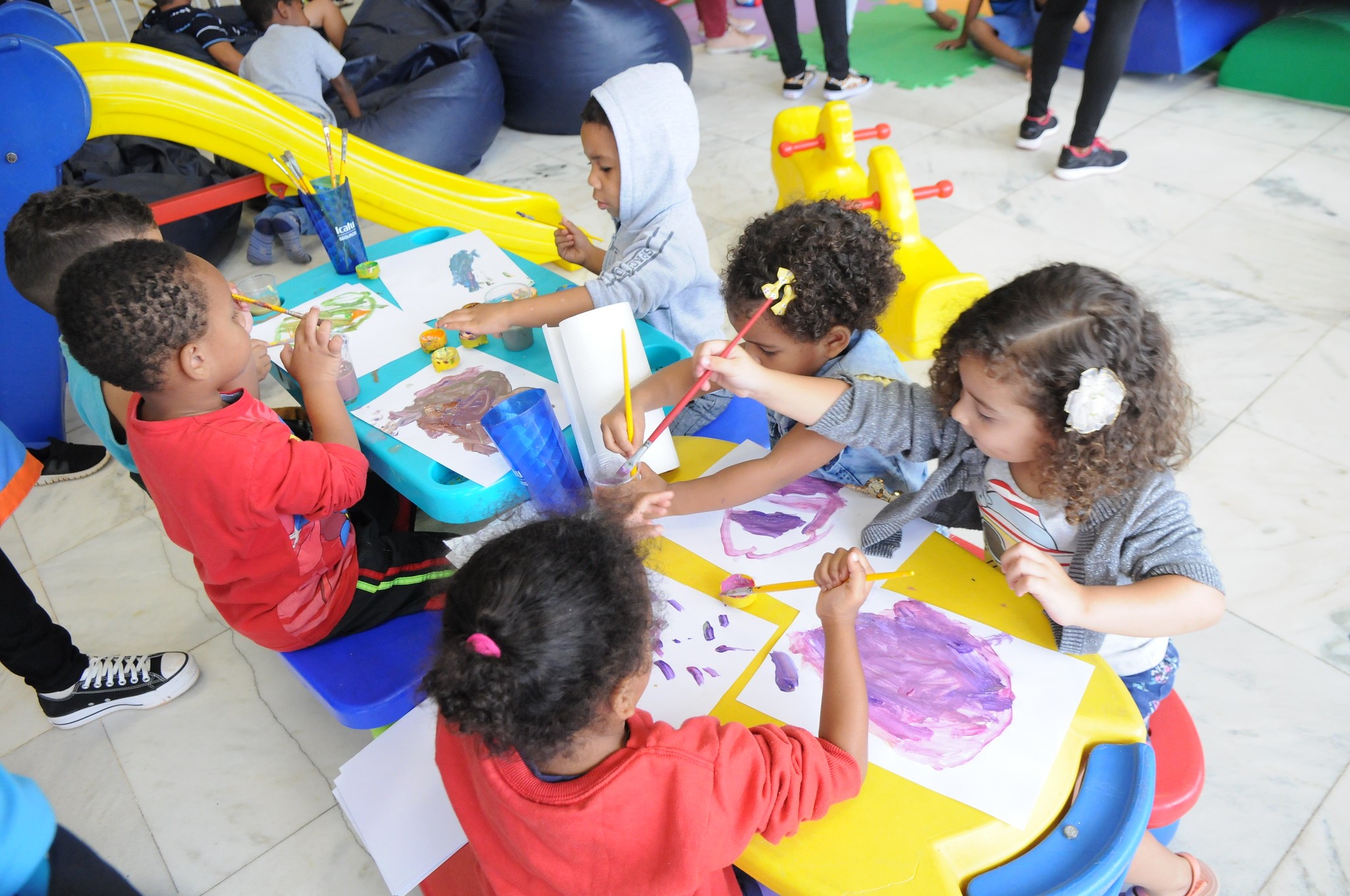 Direitos iguais, acessos desiguais: famílias mais pobres enfrentam mais obstáculos para conseguir vaga em creche