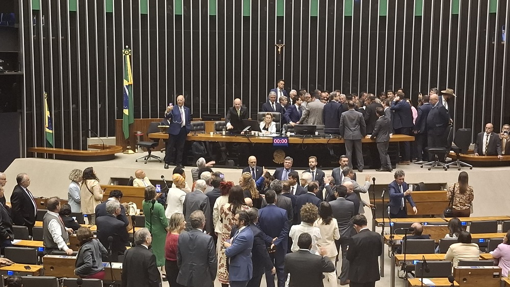 Comissão da Câmara aprova projeto que endurece penas para crimes de aliciamento de menores nas redes