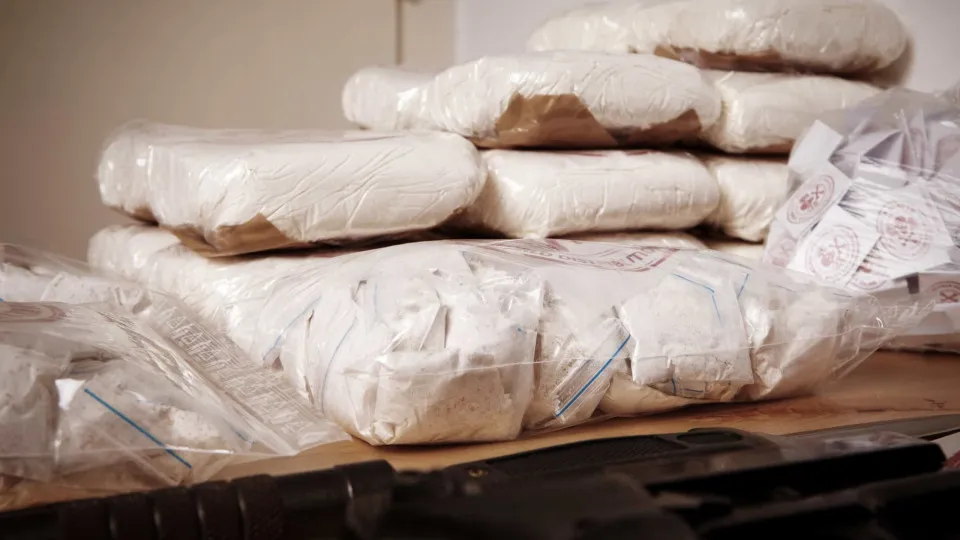 Rumo à Irlanda, brasileiro é preso no Rio com cocaína em travesseiro
