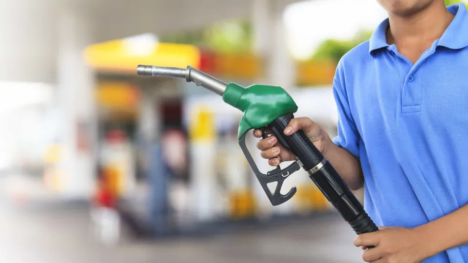 Preço do etanol cai em 10 Estados e no DF; sobe em 10 e fica estável em 6 na semana, diz ANP
