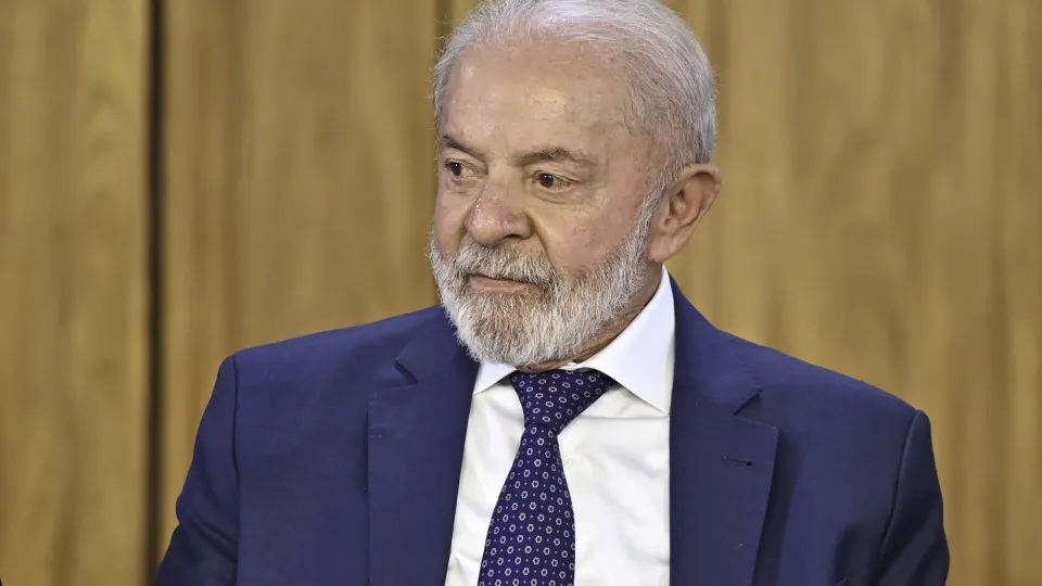Homem que se respeita não rasteja para outro, diz Lula sobre não ligar para Trump
