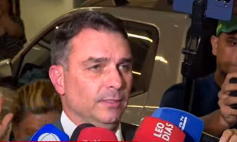 Flávio atualiza quadro de saúde do ex-presidente Jair Bolsonaro, que vai passar a noite no hospital para mais exames