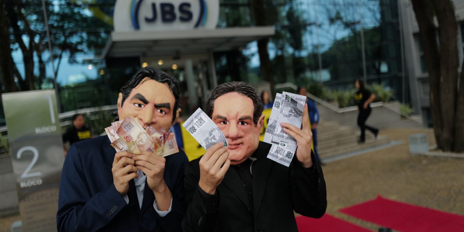 Ativistas do Greenpeace são detidos após protesto na sede da JBS