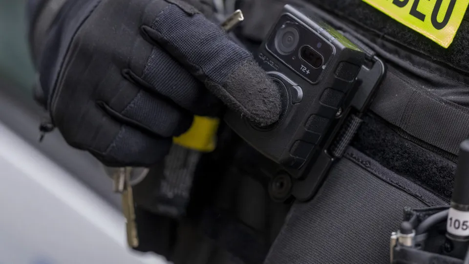 Câmera corporal flagra PMs do Bope furtando casa durante operação no Alemão, no Rio