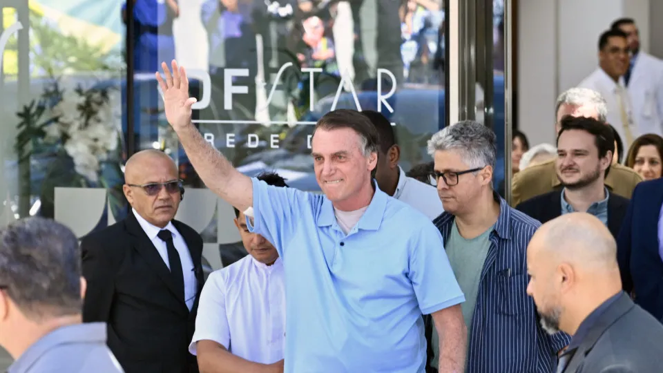 Bolsonaro recebe alta e deixa hospital três semanas após cirurgia
