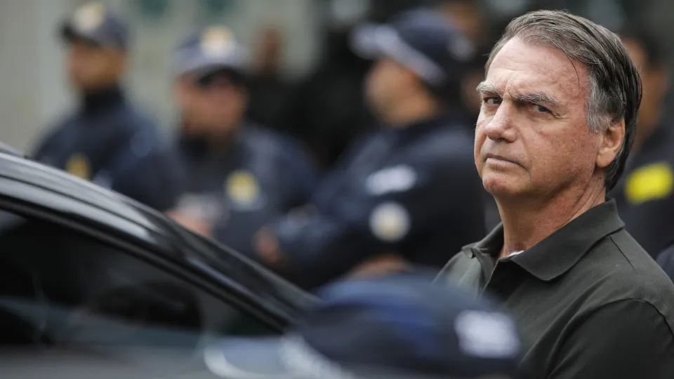 Prisão de Bolsonaro em regime fechado diminuiria para 2 a 3 anos em proposta do centrão