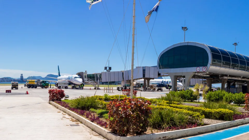 Homem com foice é baleado por policial militar em frente ao aeroporto Santos Dumont, no Rio