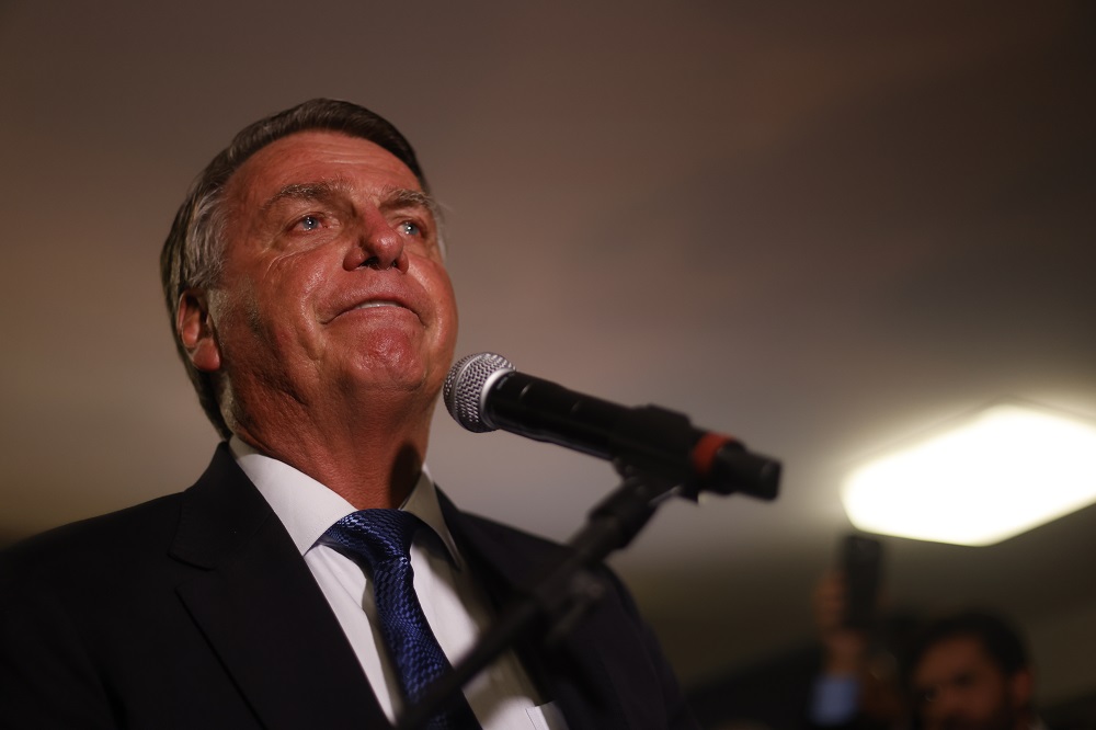 Bolsonaro usa R$ 17,2 milhões doados por apoiadores para bancar estadia de Eduardo nos EUA