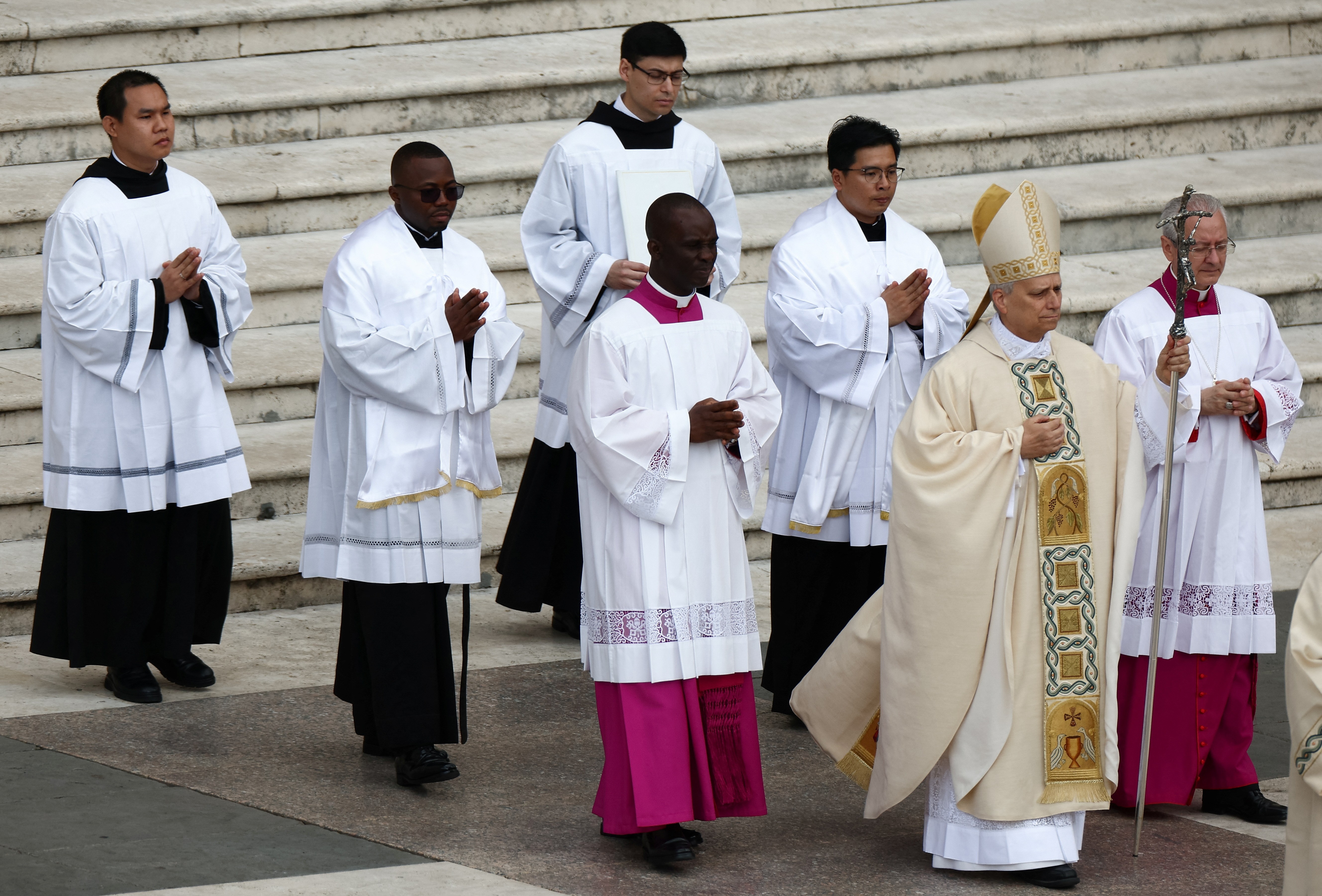 Papa Leão XIV pede amor e unidade e critica sistema que marginaliza os pobres em missa inaugural